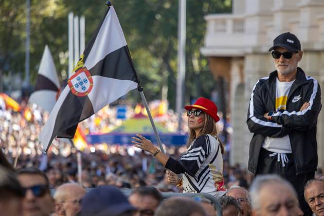 A march demanding solutions and a restoration of social normalcy in Ceuta - Madrid, Spain - 25 Oct 2026 A woman waves a flag of Ceuta. Thousands of people in Madrid have rallied in support of the demands made by women from Ceuta—known locally as caballas —who are calling for a return to normalcy in the autonomous city. Madrid Spain Copyright: xDavidxCanalesx xSOPAxImagesx David-Canales-1461621