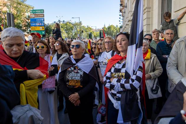 A march demanding solutions and a restoration of social normalcy in Ceuta - Madrid, Spain - 25 Oct 2026 Protesters wear T-shirts and carry signs in support of the autonomous city of Ceuta. Thousands of people in Madrid have rallied in support of the demands made by women from Ceuta—known locally as caballas —who are calling for a return to normalcy in the autonomous city. Madrid Spain Copyright: xDavidxCanalesx xSOPAxImagesx David-Canales-1461623