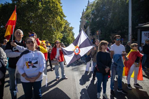 A march demanding solutions and a restoration of social normalcy in Ceuta - Madrid, Spain - 25 Oct 2026 A woman waves a flag of Ceuta. Thousands of people in Madrid have rallied in support of the demands made by women from Ceuta—known locally as caballas —who are calling for a return to normalcy in the autonomous city. Madrid Spain Copyright: xDavidxCanalesx xSOPAxImagesx David-Canales-1461626