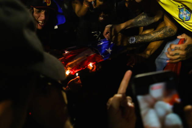 SãO PAULO, SP - 25.10.2026: ELECTION RESULTS ON PAULISTA AVENUE - Supporters of the Workers& 39; Party (PT) gathered on Paulista Avenue to follow the vote count of the second round of the 2026 elections on Sunday night. In the photo: PT supporters set fire to the American flag. x3039222x  WalmorxCarvalho