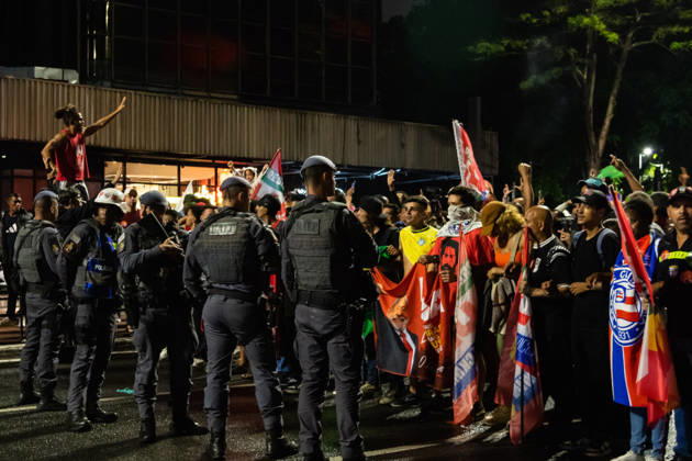 SãO PAULO, SP - 25.10.2026: ELECTION RESULTS ON PAULISTA AVENUE - Supporters of the Workers& 39; Party (PT) gathered on Paulista Avenue to follow the vote count of the second round of the 2026 elections on Sunday night. In the photo: police officers attempt to talk to PT supporters who are trying to march towards the FIESP building. x3039240x  WalmorxCarvalho