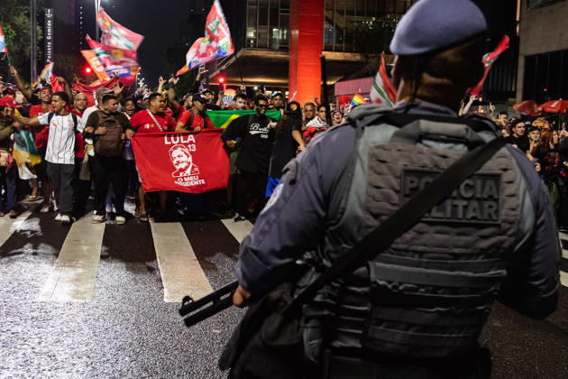 SãO PAULO, SP - 25.10.2026: ELECTION RESULTS ON PAULISTA AVENUE - Supporters of the Workers& 39; Party (PT) gathered on Paulista Avenue to follow the vote count for the second round of the 2026 elections on Sunday night. In the photo: after a dialogue with the Military Police, PT supporters march towards the CNN building to follow the vote count. x3039241x  WalmorxCarvalho