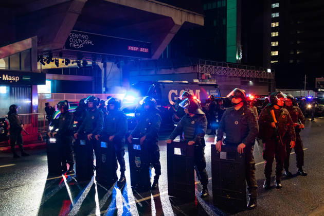 SãO PAULO, SP - 25.10.2026: ELECTION RESULTS ON PAULISTA AVENUE - Supporters of the Workers& 39; Party (PT) gathered on Paulista Avenue to follow the vote count of the second round of the 2026 elections on Sunday night. In the photo: riot police positioned in front of the FIESP building. x3039245x  WalmorxCarvalho