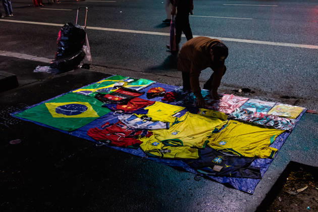 SãO PAULO, SP - 25.10.2026: ELECTION RESULTS ON PAULISTA AVENUE - Supporters of the Workers& 39; Party (PT) gathered on Paulista Avenue to follow the vote count of the second round of the 2026 elections on Sunday night. In the photo: a street vendor sets up a stall in front of the FIESP building. x3039246x  WalmorxCarvalho