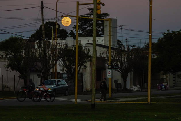 October 25, 2026, Firmat, Santa Fe, Argentina: A full moon is seen over Firmat, Argentina Firmat Argentina - ZUMAm105 20261025_zaf_m105_002 Copyright: xPatricioxMurphyx