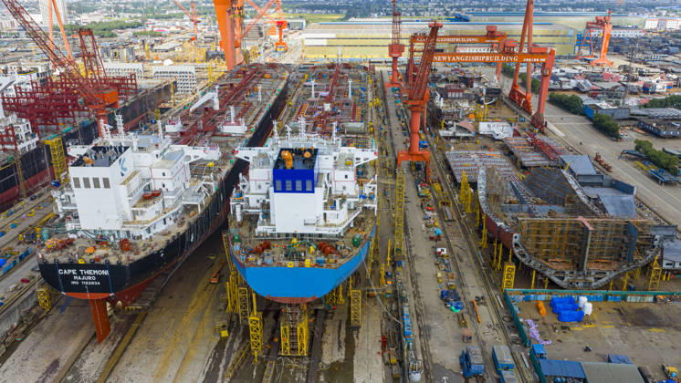 Shipbuilding TAIZHOU, CHINA - OCTOBER 25, 2026 - Multiple large vessels are under construction at Jiangsu New Yangtze Shipbuilding Co., Ltd. in Taizhou, Jiangsu Province, China on October 25, 2026. Taizhou Jiangsu China  Copyright: xCFOTOx i1793011798086