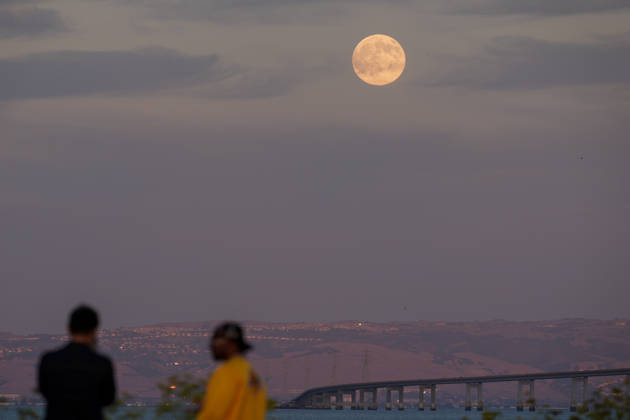 Full Hunter s Moon rises over San Francisco Bay SAN FRANCISCO, CA - OCTOBER 25: The full moon is known as the Hunter s Moon rises over San Mateo Bridge near the San Francisco Bay in San Mateo, California, United States on October 25, 2026. Tayfun Coskun Anadolu California United States. Editorial use only. Please get in touch for any other usage.  Copyright: x2026xAnadoluxTayfunxCoskunx