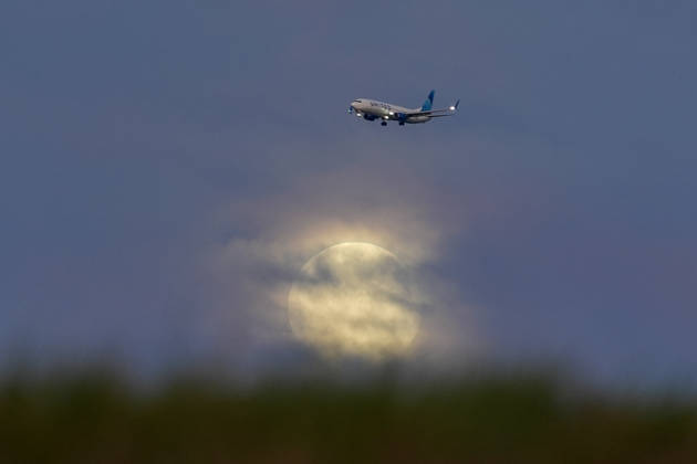 Full Hunter s Moon rises over San Francisco Bay SAN FRANCISCO, CA - OCTOBER 25: The full moon is known as the Hunter s Moon rises over San Francisco Bay as a passenger plane flies in San Mateo, California, United States on October 25, 2026. Tayfun Coskun Anadolu California United States. Editorial use only. Please get in touch for any other usage.  Copyright: x2026xAnadoluxTayfunxCoskunx