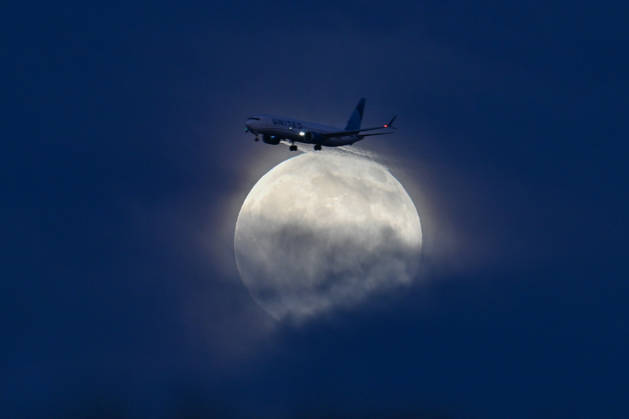 Full Hunter s Moon rises over San Francisco Bay SAN FRANCISCO, CA - OCTOBER 25: The full moon is known as the Hunter s Moon rises over San Francisco Bay as a passenger plane flies in San Mateo, California, United States on October 25, 2026. Tayfun Coskun Anadolu California United States. Editorial use only. Please get in touch for any other usage.  Copyright: x2026xAnadoluxTayfunxCoskunx