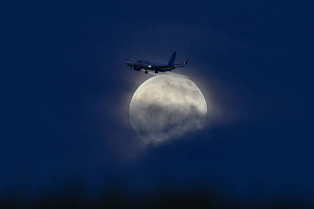 Full Hunter s Moon rises over San Francisco Bay SAN FRANCISCO, CA - OCTOBER 25: The full moon is known as the Hunter s Moon rises over San Francisco Bay as a passenger plane flies in San Mateo, California, United States on October 25, 2026. Tayfun Coskun Anadolu California United States. Editorial use only. Please get in touch for any other usage.  Copyright: x2026xAnadoluxTayfunxCoskunx