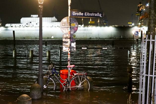 CNTV FLOODING: Fall flooding in the Port of Hamburg, the Hamburg Fish Market and the Oevelgoenne parking lot were flooded by the Elbe; the water stood about 50 cm high in the fish auction hall. Hamburg, October 26, 2026. The combination of a full moon and a storm surge caused the Elbe flooding in Hamburg, Germany.