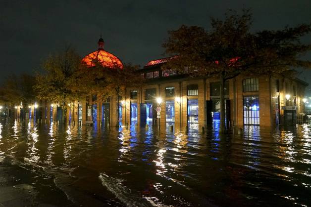CNTV FLOODING: Fall flooding in the Port of Hamburg, the Hamburg Fish Market and the Oevelgoenne parking lot were flooded by the Elbe; the water stood about 50 cm high in the fish auction hall. Hamburg, October 26, 2026. The combination of a full moon and a storm surge caused the Elbe flooding in Hamburg, Germany.