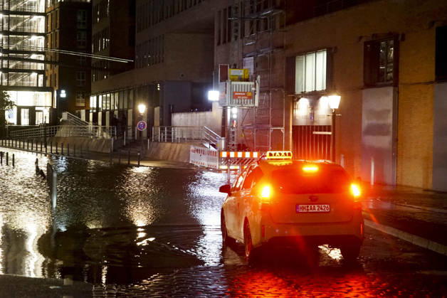 CNTV FLOODING: Fall flooding in the Port of Hamburg, the Hamburg Fish Market and the Oevelgoenne parking lot were flooded by the Elbe; the water stood about 50 cm high in the fish auction hall. Hamburg, October 26, 2026. The combination of a full moon and a storm surge caused the Elbe flooding in Hamburg, Germany.
