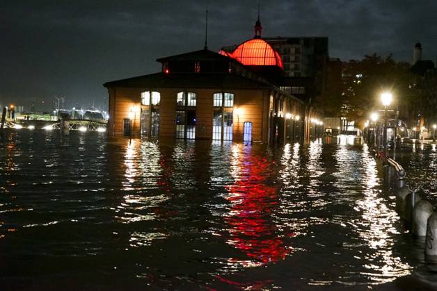 CNTV FLOODING: Fall flooding in the Port of Hamburg, the Hamburg Fish Market and the Oevelgoenne parking lot were flooded by the Elbe; the water stood about 50 cm high in the fish auction hall. Hamburg, October 26, 2026. The combination of a full moon and a storm surge caused the Elbe flooding in Hamburg, Germany.