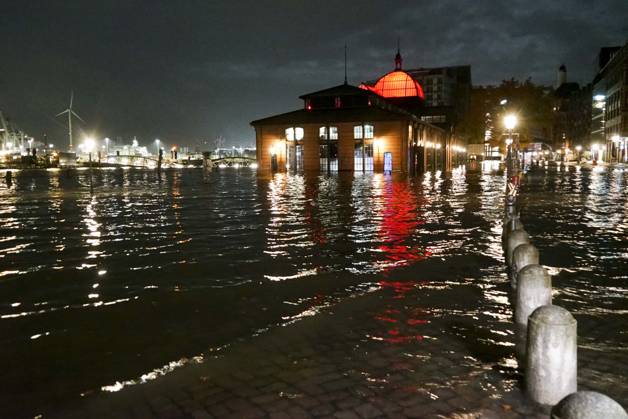 CNTV FLOODING: Fall flooding in the Port of Hamburg, the Hamburg Fish Market and the Oevelgoenne parking lot were flooded by the Elbe; the water stood about 50 cm high in the fish auction hall. Hamburg, October 26, 2026. The combination of a full moon and a storm surge caused the Elbe flooding in Hamburg, Germany.