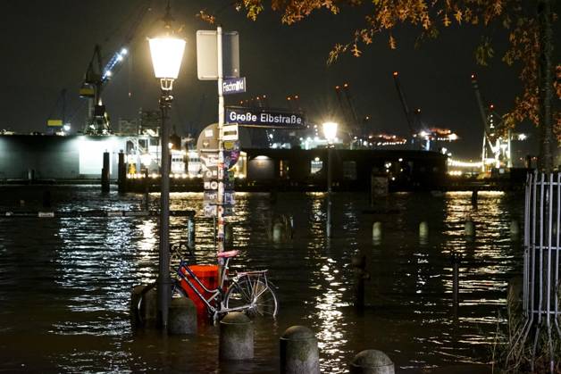 CNTV FLOODING: Fall flooding in the Port of Hamburg, the Hamburg Fish Market and the Oevelgoenne parking lot were flooded by the Elbe; the water stood about 50 cm high in the fish auction hall. Hamburg, October 26, 2026. The combination of a full moon and a storm surge caused the Elbe flooding in Hamburg, Germany.