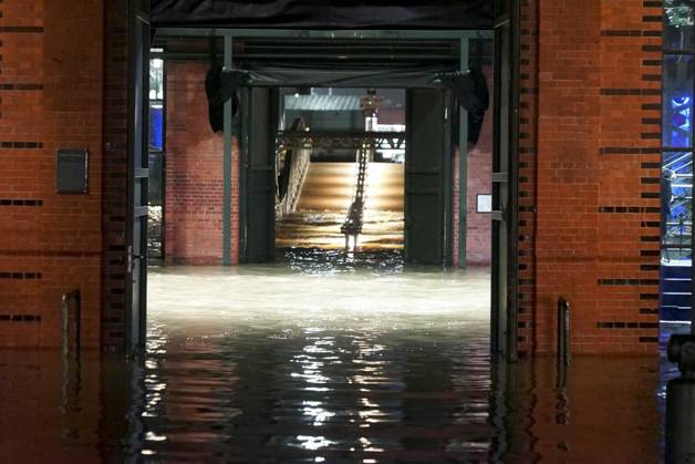 CNTV FLOODING: Fall flooding in the Port of Hamburg, the Hamburg Fish Market and the Oevelgoenne parking lot were flooded by the Elbe; the water stood about 50 cm high in the fish auction hall. Hamburg, October 26, 2026. The combination of a full moon and a storm surge caused the Elbe flooding in Hamburg, Germany.