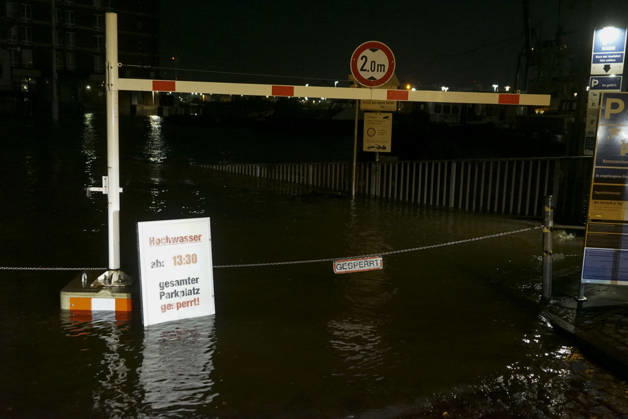 CNTV FLOODING: Fall flooding in the Port of Hamburg, the Hamburg Fish Market and the Oevelgoenne parking lot were flooded by the Elbe; the water stood about 50 cm high in the fish auction hall. Hamburg, October 26, 2026. The combination of a full moon and a storm surge caused the Elbe flooding in Hamburg, Germany.