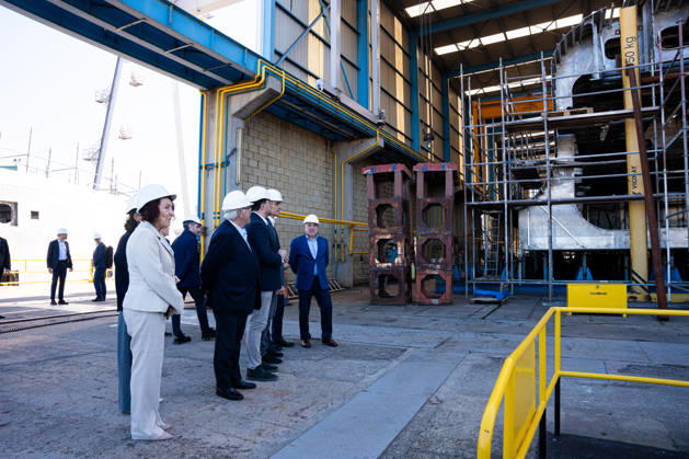 Sánchez Visits the Armón Shipyard and the Baleària Ferry G034 in Gijón Prime Minister Pedro Sánchez, the President of the Principality of Asturias, Adrián Barbón, and the Government Delegate in Asturias, Cecilia Pérez, during a visit to the Armón Shipyard on October 26, 2026, in Gijón, Asturias, Spain. Sánchez visited the shipyard to see Baleària’s G034 ferry firsthand, the shipping company’s first 87-meter-long aluminum high-speed catamaran ferry with 100% electric propulsion, equipped with a high-capacity battery system, October 26, 2026, Spain Copyright: xJuanxVegax 7870814