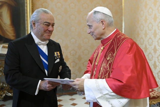 IPA90212768 - Italy, Rome, Vatican, 2026 10 26: Pope Leo XIV receives in a private audience His Excellency Mr. James Sydney Sinclair Manley, Ambassador of Chile Presentation of Letters of Credence at the Vatican Photo by VATICAN MEDIA Catholic Press Photo  Copyright: xVATICANxMEDIA xCatholicxPressxPhotox xx IPA90212768