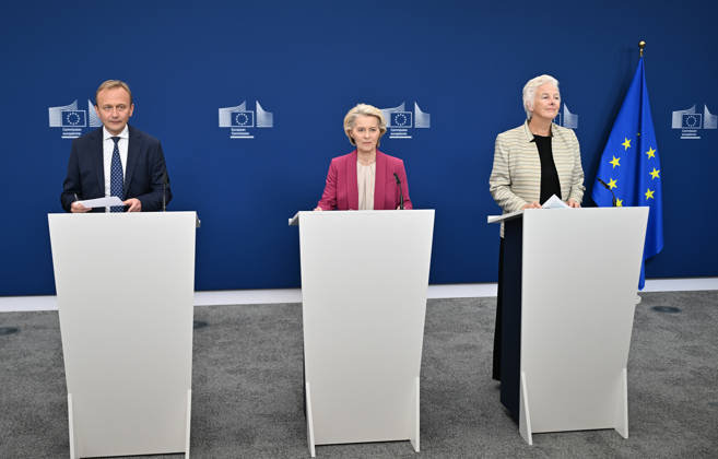 European Commission officials make joint press statement on comprehensive review in Brussels BRUSSELS, BELGIUM - OCTOBER 26: European Commission President Ursula von der Leyen (C), Commissioner Piotr Serafin (L), and Catherine Day (R), Chair of the High-Level Group on the Future of the Public Service of the Commission, deliver a press statement following the handover of a report prepared by external experts on the comprehensive review of the Commission in Brussels, Belgium on October 26, 2026. Dursun Aydemir Anadolu Brussels Belgium. Editorial use only. Please get in touch for any other usage.  Copyright: x2026xAnadoluxDursunxAydemirx