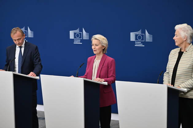 European Commission officials make joint press statement on comprehensive review in Brussels BRUSSELS, BELGIUM - OCTOBER 26: European Commission President Ursula von der Leyen (C), Commissioner Piotr Serafin (L), and Catherine Day (R), Chair of the High-Level Group on the Future of the Public Service of the Commission, deliver a press statement following the handover of a report prepared by external experts on the comprehensive review of the Commission in Brussels, Belgium on October 26, 2026. Dursun Aydemir Anadolu Brussels Belgium. Editorial use only. Please get in touch for any other usage.  Copyright: x2026xAnadoluxDursunxAydemirx