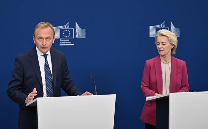 European Commission officials make joint press statement on comprehensive review in Brussels BRUSSELS, BELGIUM - OCTOBER 26: European Commission President Ursula von der Leyen (C), Commissioner Piotr Serafin (L), and Catherine Day (R), Chair of the High-Level Group on the Future of the Public Service of the Commission, deliver a press statement following the handover of a report prepared by external experts on the comprehensive review of the Commission in Brussels, Belgium on October 26, 2026. Dursun Aydemir Anadolu Brussels Belgium. Editorial use only. Please get in touch for any other usage.  Copyright: x2026xAnadoluxDursunxAydemirx