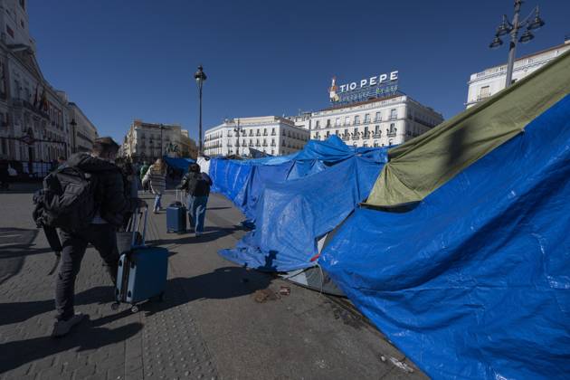 RECORD DATE NOT STATED Tent protest at Sol Square in Madrid marks its first monthl, Madrid, Spain – 26 Oct 2026 A view of the area where Spaniards continue a tent protest at Sol Square, launched on September 26 to call on the central and regional governments to find solutions to the country s housing crisis, as the protest marks its first month in Madrid, Spain Madrid Spain Copyright: xAtilanoxGarciax xSOPAxImagesx Atilano-Garcia-1461822
