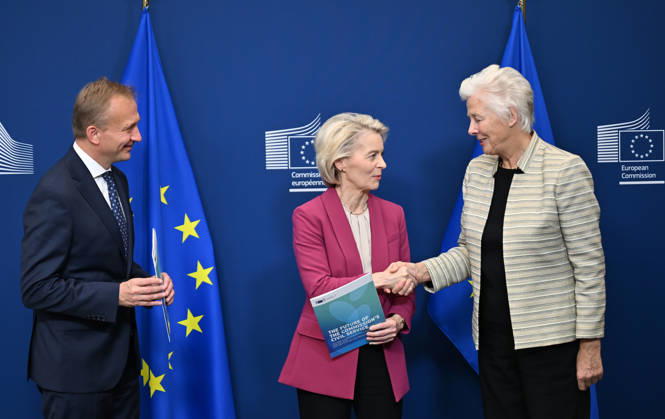 European Commission officials make joint press statement on comprehensive review in Brussels BRUSSELS, BELGIUM - OCTOBER 26: European Commission President Ursula von der Leyen (C), Commissioner Piotr Serafin (L), and Catherine Day (R), Chair of the High-Level Group on the Future of the Public Service of the Commission, deliver a press statement following the handover of a report prepared by external experts on the comprehensive review of the Commission in Brussels, Belgium on October 26, 2026. Dursun Aydemir Anadolu Brussels Belgium. Editorial use only. Please get in touch for any other usage.  Copyright: x2026xAnadoluxDursunxAydemirx