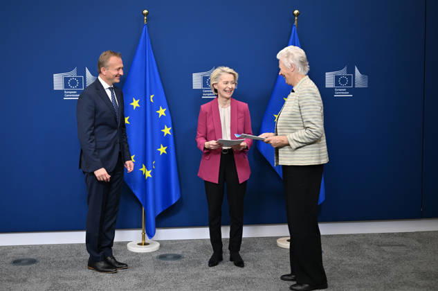 European Commission officials make joint press statement on comprehensive review in Brussels BRUSSELS, BELGIUM - OCTOBER 26: European Commission President Ursula von der Leyen (C), Commissioner Piotr Serafin (L), and Catherine Day (R), Chair of the High-Level Group on the Future of the Public Service of the Commission, deliver a press statement following the handover of a report prepared by external experts on the comprehensive review of the Commission in Brussels, Belgium on October 26, 2026. Dursun Aydemir Anadolu Brussels Belgium. Editorial use only. Please get in touch for any other usage.  Copyright: x2026xAnadoluxDursunxAydemirx