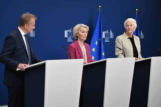 European Commission officials make joint press statement on comprehensive review in Brussels BRUSSELS, BELGIUM - OCTOBER 26: European Commission President Ursula von der Leyen (C), Commissioner Piotr Serafin (L), and Catherine Day (R), Chair of the High-Level Group on the Future of the Public Service of the Commission, deliver a press statement following the handover of a report prepared by external experts on the comprehensive review of the Commission in Brussels, Belgium on October 26, 2026. Dursun Aydemir Anadolu Brussels Belgium. Editorial use only. Please get in touch for any other usage.  Copyright: x2026xAnadoluxDursunxAydemirx