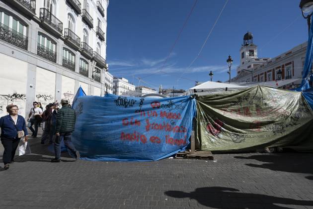 October 26, 2026, Madrid, Spain: A view of the area where Spaniards continue a tent protest at Sol Square, launched on September 26 to call on the central and regional governments to find solutions to the country s housing crisis, as the protest marks its first month in Madrid, Spain Madrid Spain  - ZUMAs197 20261026_aaa_s197_039 Copyright: xAtilanoxGarciax