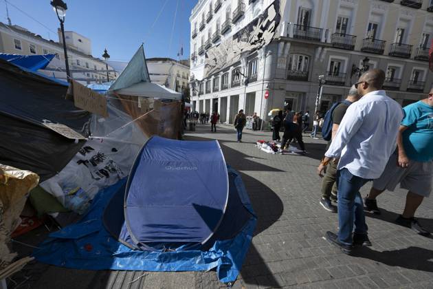 October 26, 2026, Madrid, Spain: A view of the area where Spaniards continue a tent protest at Sol Square, launched on September 26 to call on the central and regional governments to find solutions to the country s housing crisis, as the protest marks its first month in Madrid, Spain Madrid Spain  - ZUMAs197 20261026_aaa_s197_043 Copyright: xAtilanoxGarciax