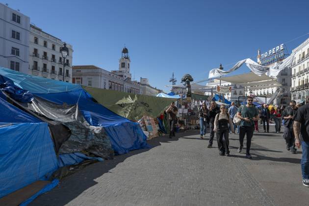 October 26, 2026, Madrid, Spain: A view of the area where Spaniards continue a tent protest at Sol Square, launched on September 26 to call on the central and regional governments to find solutions to the country s housing crisis, as the protest marks its first month in Madrid, Spain Madrid Spain  - ZUMAs197 20261026_aaa_s197_046 Copyright: xAtilanoxGarciax