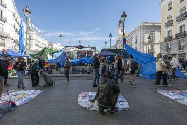 October 26, 2026, Madrid, Spain: A view of the area where Spaniards continue a tent protest at Sol Square, launched on September 26 to call on the central and regional governments to find solutions to the country s housing crisis, as the protest marks its first month in Madrid, Spain Madrid Spain  - ZUMAs197 20261026_aaa_s197_047 Copyright: xAtilanoxGarciax