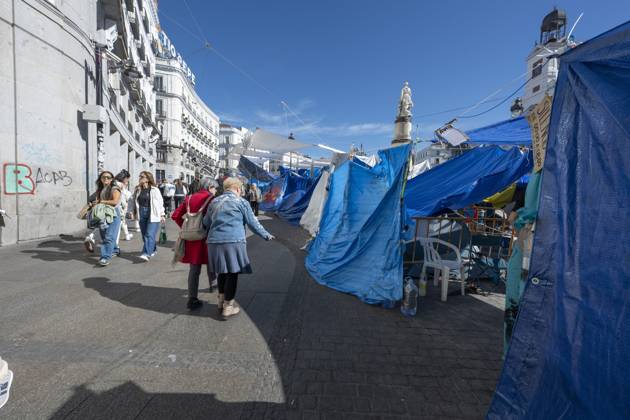 October 26, 2026, Madrid, Spain: A view of the area where Spaniards continue a tent protest at Sol Square, launched on September 26 to call on the central and regional governments to find solutions to the country s housing crisis, as the protest marks its first month in Madrid, Spain Madrid Spain  - ZUMAs197 20261026_aaa_s197_053 Copyright: xAtilanoxGarciax