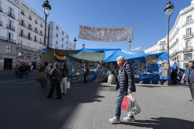 October 26, 2026, Madrid, Spain: A view of the area where Spaniards continue a tent protest at Sol Square, launched on September 26 to call on the central and regional governments to find solutions to the country s housing crisis, as the protest marks its first month in Madrid, Spain Madrid Spain  - ZUMAs197 20261026_aaa_s197_056 Copyright: xAtilanoxGarciax