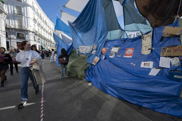 October 26, 2026, Madrid, Spain: A view of the area where Spaniards continue a tent protest at Sol Square, launched on September 26 to call on the central and regional governments to find solutions to the country s housing crisis, as the protest marks its first month in Madrid, Spain Madrid Spain  - ZUMAs197 20261026_aaa_s197_057 Copyright: xAtilanoxGarciax