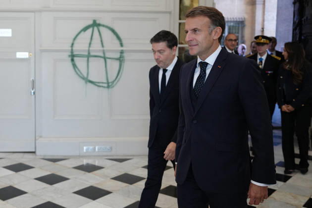 News Bilder des Tages #2 President Macron visits Marseille a Week After the Riots - France French President Emmanuel Macron and Marseille Mayor Benoit Payan enter the city hall which was recently vandalized, in Marseille, France, Monday, October 26, 2026, during a visit to notice the return of republican order after the violence and looting that punctuated the citizen mobilization of October 17, 2026. Protests by high school students over learning conditions sparked a movement that has since spread nationwide, fuelled by broader anger over the rising cost of living. Photo by Aurelien Morissard Pool ABACAPRESS.COM Marseille France  Copyright: xMorissardxAurelien Pool ABACAx