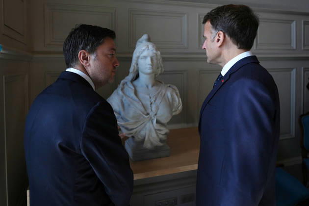 President Macron visits Marseille a Week After the Riots - France French President Emmanuel Macron and Marseille Mayor Benoit Payan inspect the bust of Marianne which was recently vandalized, at the city hall in Marseille, France, Monday, October 26, 2026, during a visit to notice the return of republican order after the violence and looting that punctuated the citizen mobilization of October 17, 2026. Protests by high school students over learning conditions sparked a movement that has since spread nationwide, fuelled by broader anger over the rising cost of living. Photo by Aurelien Morissard Pool ABACAPRESS.COM Marseille France  Copyright: xMorissardxAurelien Pool ABACAx