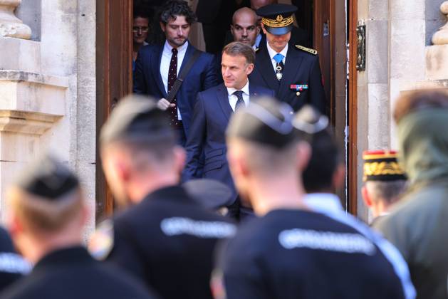 French President Emmanuel Macron Visits Marseille PHOTOPQR LA PROVENCE PHILIPPE LAURENSON MARSEILLE 10 26 2026 French President Emmanuel Macron visits Marseille following two Saturdays of demonstrations, including a chaotic October 17 in Marseille. The President met with law enforcement officers in the courtyard of the Prefecture. PHOTOS POOL French President Emmanuel Macron visits Marseille following two consecutive Saturdays of demonstrations, including chaotic scenes on October 17. MARSEILLE MARSEILLE France  Copyright: xPHOTOPQR LAxPROVENCE MAXPPPxPHILIPPExLAURENSONx 20261026PVL4311 20261026PVL4311