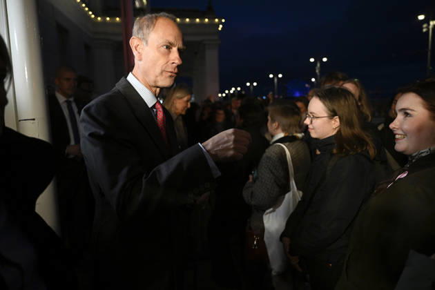 Mayor of Helsinki Daniel Sazonov (L) meeting spectators with visiting Britain s Prince Edward, Duke of Edinburgh and Sophie Duchess of Edinburgh infront of the Helsinki City Hall in Finland on Monday, 26th Oct., 2026. Prince Edward and Duchess Sophie are in Finland between 26th and 28th October. - MIKKO STIG Helsinki Finland  Copyright: xMikkoxStigx VIVG5FWQlzE