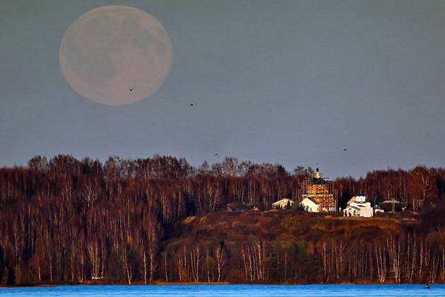 RUSSIA, KOSTROMA REGION - OCTOBER 26, 2026: The full moon shines over the landscape. Vladimir Smirnov TASS  100022093