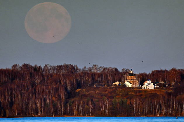RUSSIA, KOSTROMA REGION - OCTOBER 26, 2026: The full moon shines over the landscape Russia  - ZUMAt113 20261026_zaa_t113_544 Copyright: xVladimirxSmirnovx