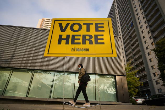 October 26, 2026, Toronto, On, Canada: People pass election signage as they head to the polls to vote in Toronto s municipal election, on Monday, Oct. 26, 2026. Toronto Canada  - ZUMAc35_ 20261026_zaf_c35_043 Copyright: xSammyxKoganx
