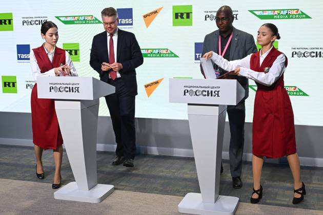 Russia-Africa Media Forum in Moscow 9273985 26.10.2026 Rossiya Segodnya Director of International Cooperation Vasily Pushkov, second left, and Director General of the Higher School of Journalism and Communication (ESJC NIGER) Ousseini Idrissa sign a memorandum of understanding between the Sputnik international news agency and radio and ESJC NIGER during the Russia-Africa Media Forum, which is part of the 3rd Russia-Africa Summit, in Moscow. Alexey Maishev Sputnik Crediting the source in the following order photographer s name Russia-Africa Summit and Economic and Humanitarian forum host ÑÄhoto agency is mandatory when using the photo Moscow Russia  Copyright: xAlexeyxMaishevx