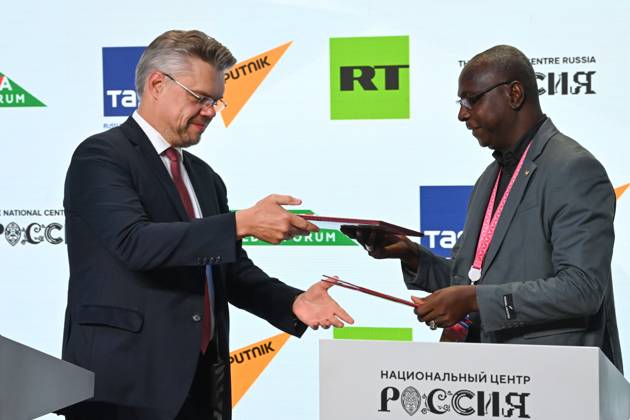 Russia-Africa Media Forum in Moscow 9273986 26.10.2026 Rossiya Segodnya Director of International Cooperation Vasily Pushkov, left, and Director General of the Higher School of Journalism and Communication (ESJC NIGER) Ousseini Idrissa sign a memorandum of understanding between the Sputnik international news agency and radio and ESJC NIGER during the Russia-Africa Media Forum, which is part of the 3rd Russia-Africa Summit, in Moscow. Alexey Maishev Sputnik Crediting the source in the following order photographer s name Russia-Africa Summit and Economic and Humanitarian forum host ÑÄhoto agency is mandatory when using the photo Moscow Russia  Copyright: xAlexeyxMaishevx