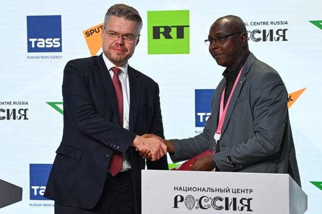 Russia-Africa Media Forum in Moscow 9273987 26.10.2026 Rossiya Segodnya Director of International Cooperation Vasily Pushkov, left, and Director General of the Higher School of Journalism and Communication (ESJC NIGER) Ousseini Idrissa sign a memorandum of understanding between the Sputnik international news agency and radio and ESJC NIGER during the Russia-Africa Media Forum, which is part of the 3rd Russia-Africa Summit, in Moscow. Alexey Maishev Sputnik Crediting the source in the following order photographer s name Russia-Africa Summit and Economic and Humanitarian forum host ÑÄhoto agency is mandatory when using the photo Moscow Russia  Copyright: xAlexeyxMaishevx
