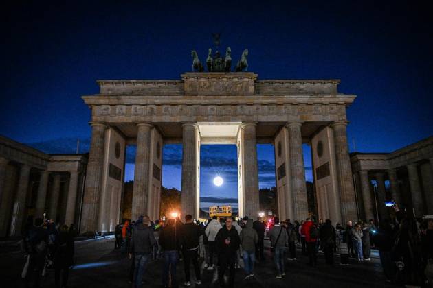 New Lighting for the Brandenburg Gate ** FOR EDITORIAL PURPOSES ONLY ** EDITORIAL USE ONLY ** p New Lighting for the Brandenburg Gate, Berlin’s most famous landmark is getting a nighttime makeover; the usual lighting will be turned off and the moonlight —a glowing sphere in the central archway—will be turned on, photographe Copyright: MaurizioxGambarini doc88782sav73q1brlu7sgb ,EDITORIAL USE ONLY Copyright: MaurizioxGambarini