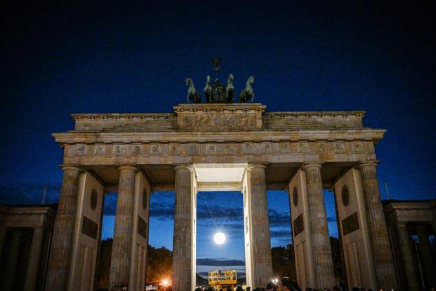 New Lighting for the Brandenburg Gate ** FOR EDITORIAL PURPOSES ONLY ** EDITORIAL USE ONLY ** p New Lighting for the Brandenburg Gate, Berlin’s most famous landmark is getting a nighttime makeover; the usual lighting will be turned off and the moonlight —a glowing sphere in the central archway—will be turned on, photographe Copyright: MaurizioxGambarini doc88783pz9elfj8mdbv9m ,EDITORIAL USE ONLY Copyright: MaurizioxGambarini